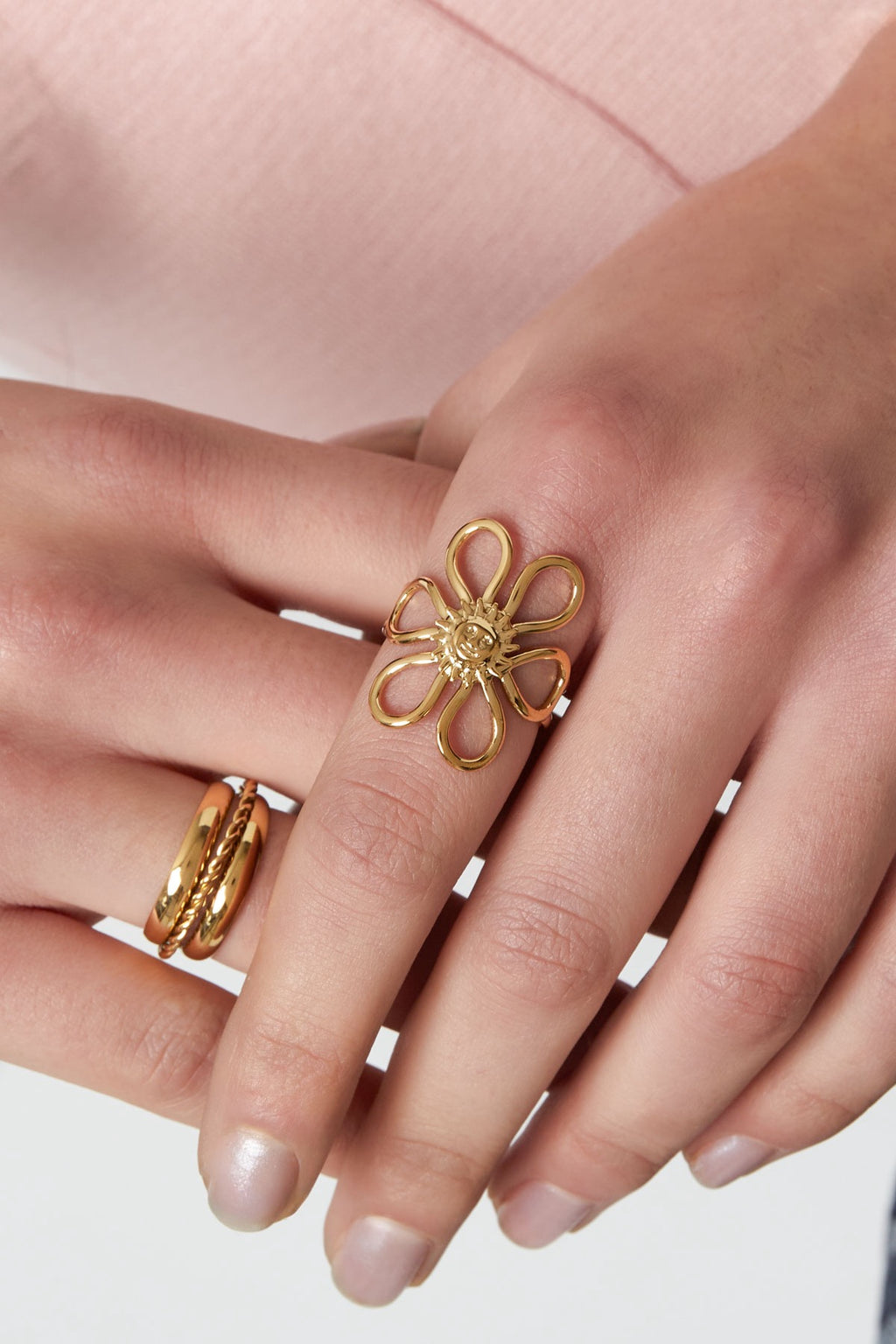 Bloemen ring met zonnetje in het goud