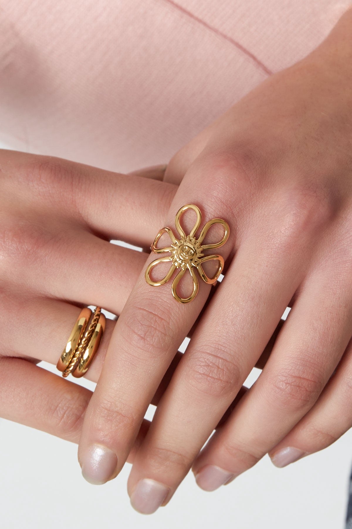 Bloemen ring met zonnetje in het goud