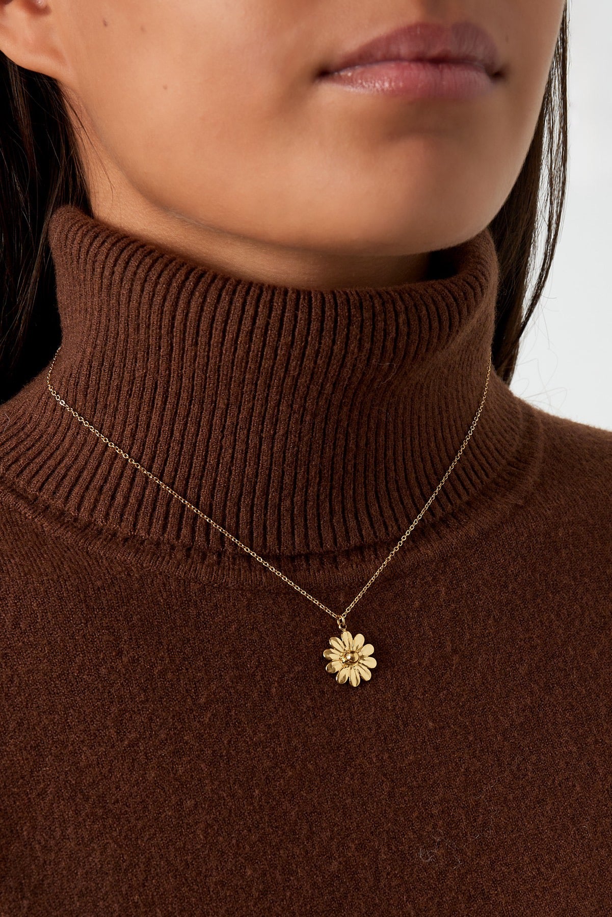 Bloemetjes ketting in het goud om hals waterproof