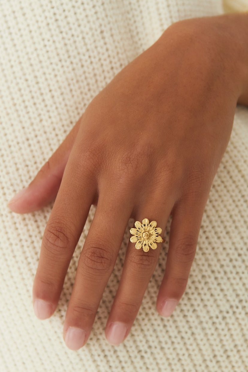 Bloemen statement ring goud op het model