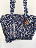 Ibiza shopper met ruches in vrolijke blauwe print met ritssluiting en hengsel