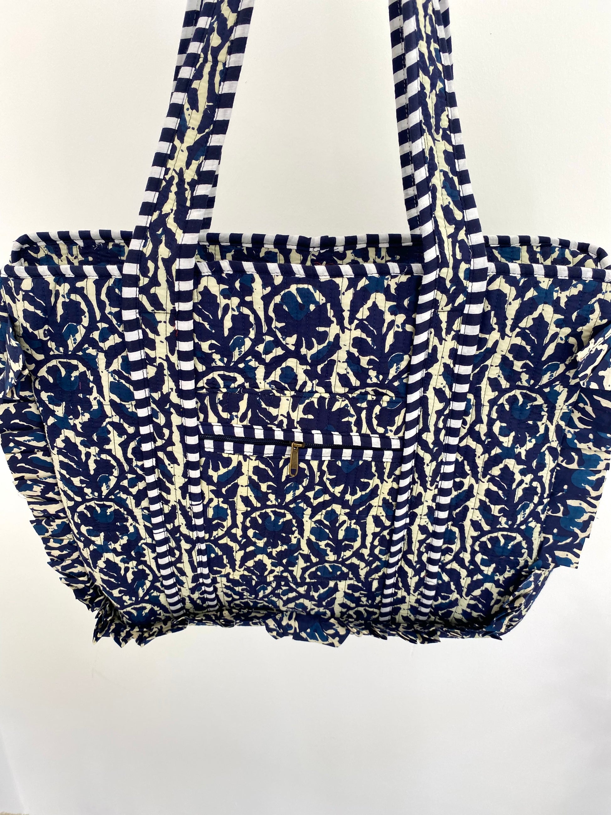 Ibiza shopper met ruches in vrolijke blauwe print met ritssluiting en hengsel