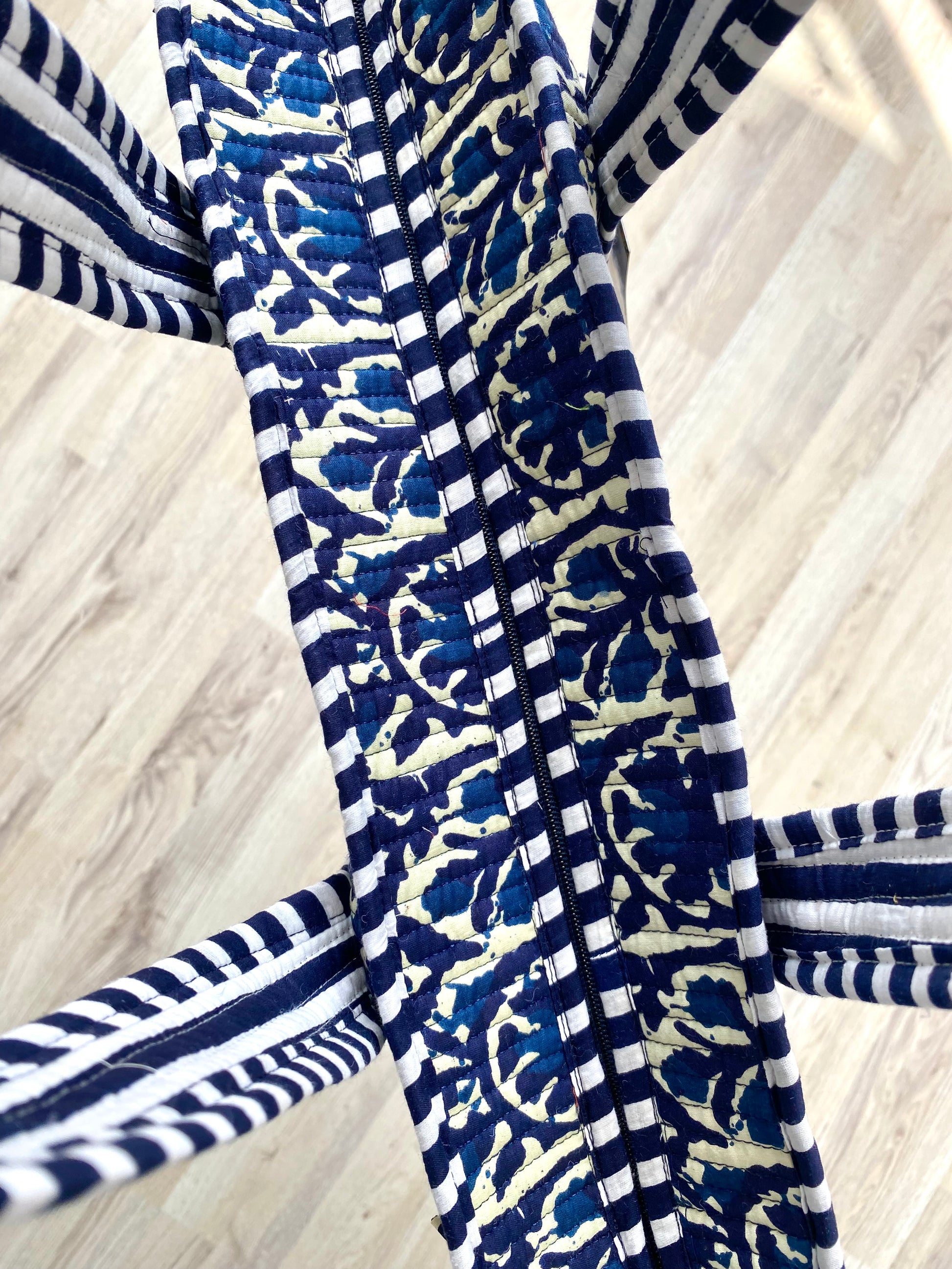 Ibiza shopper met ruches in vrolijke blauwe print met ritssluiting en hengsel