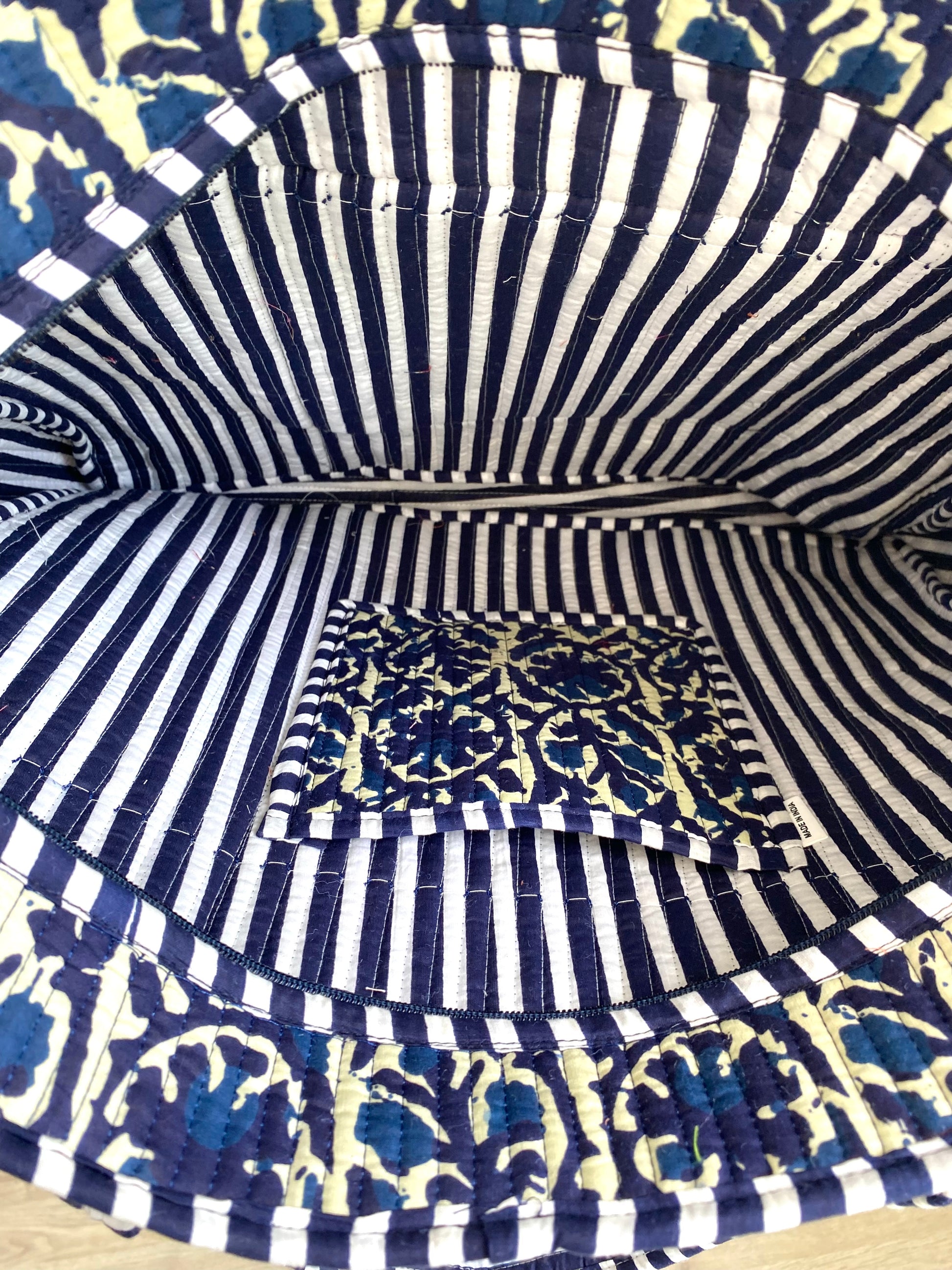 Ibiza shopper met ruches in vrolijke blauwe print met ritssluiting en hengsel