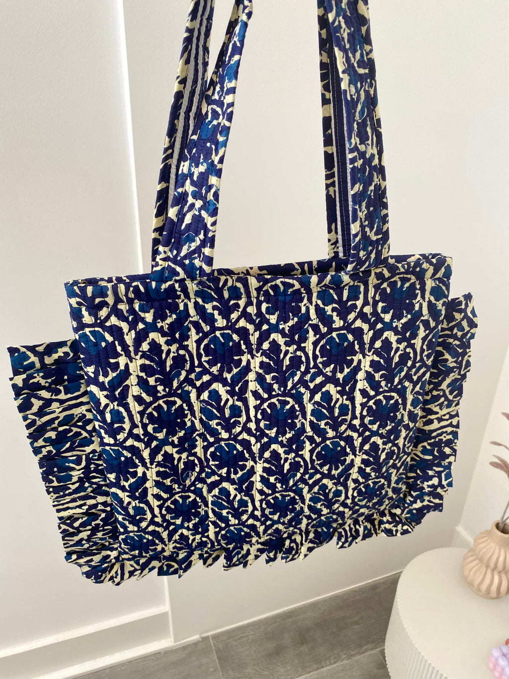 Ibiza tas met lange hengsels met blauwe bloemen print