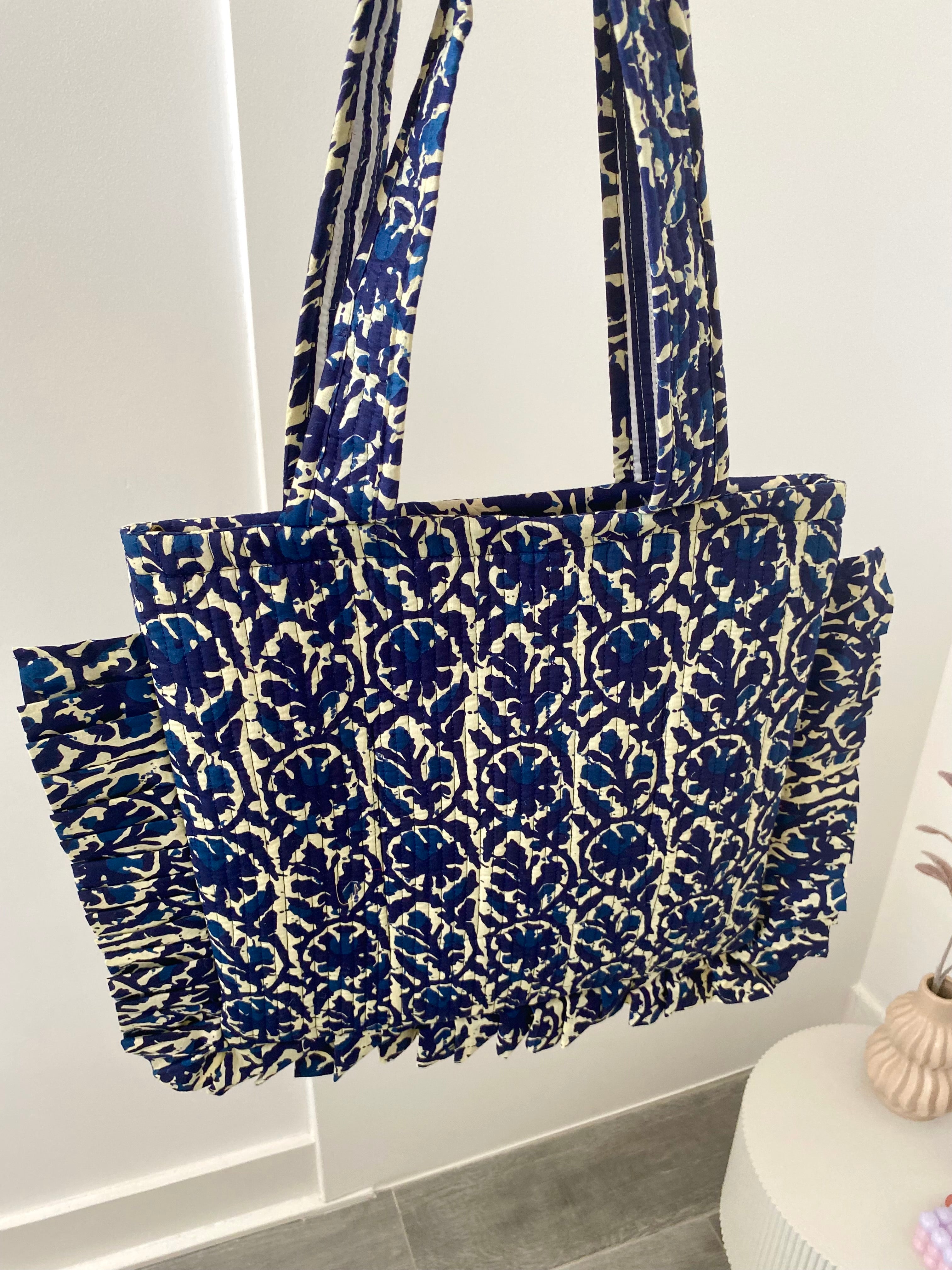 Ibiza tas met lange hengsels met blauwe bloemen print