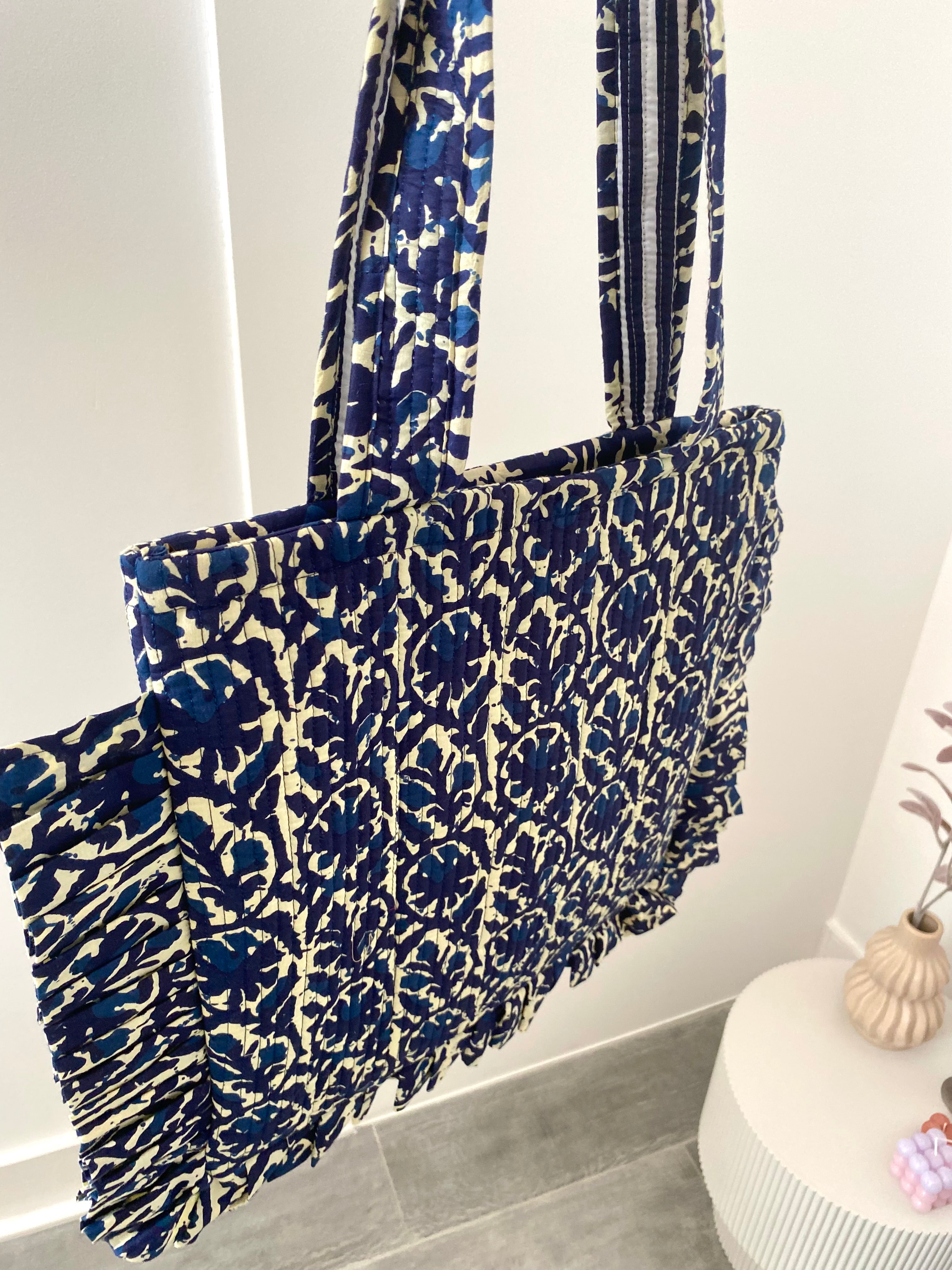 Ibiza tas met lange hengsels met blauwe bloemen print