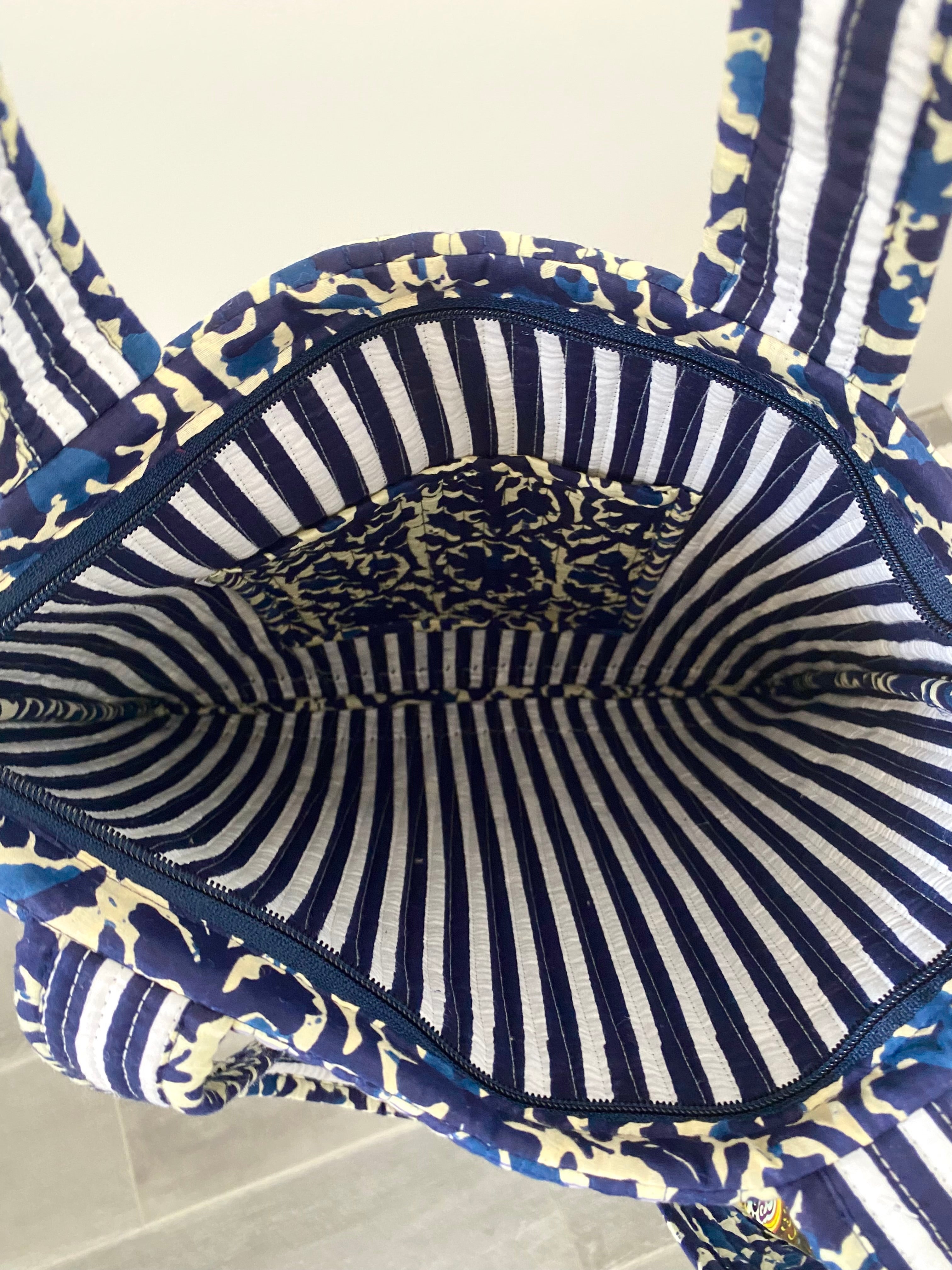 Ibiza tas met lange hengsels met blauwe bloemen print