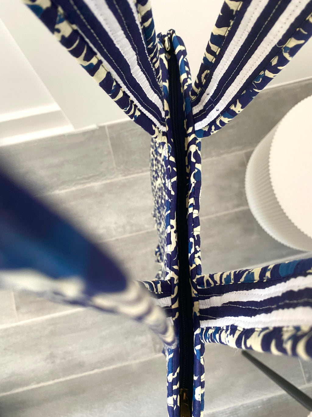 Ibiza tas met lange hengsels met blauwe bloemen print