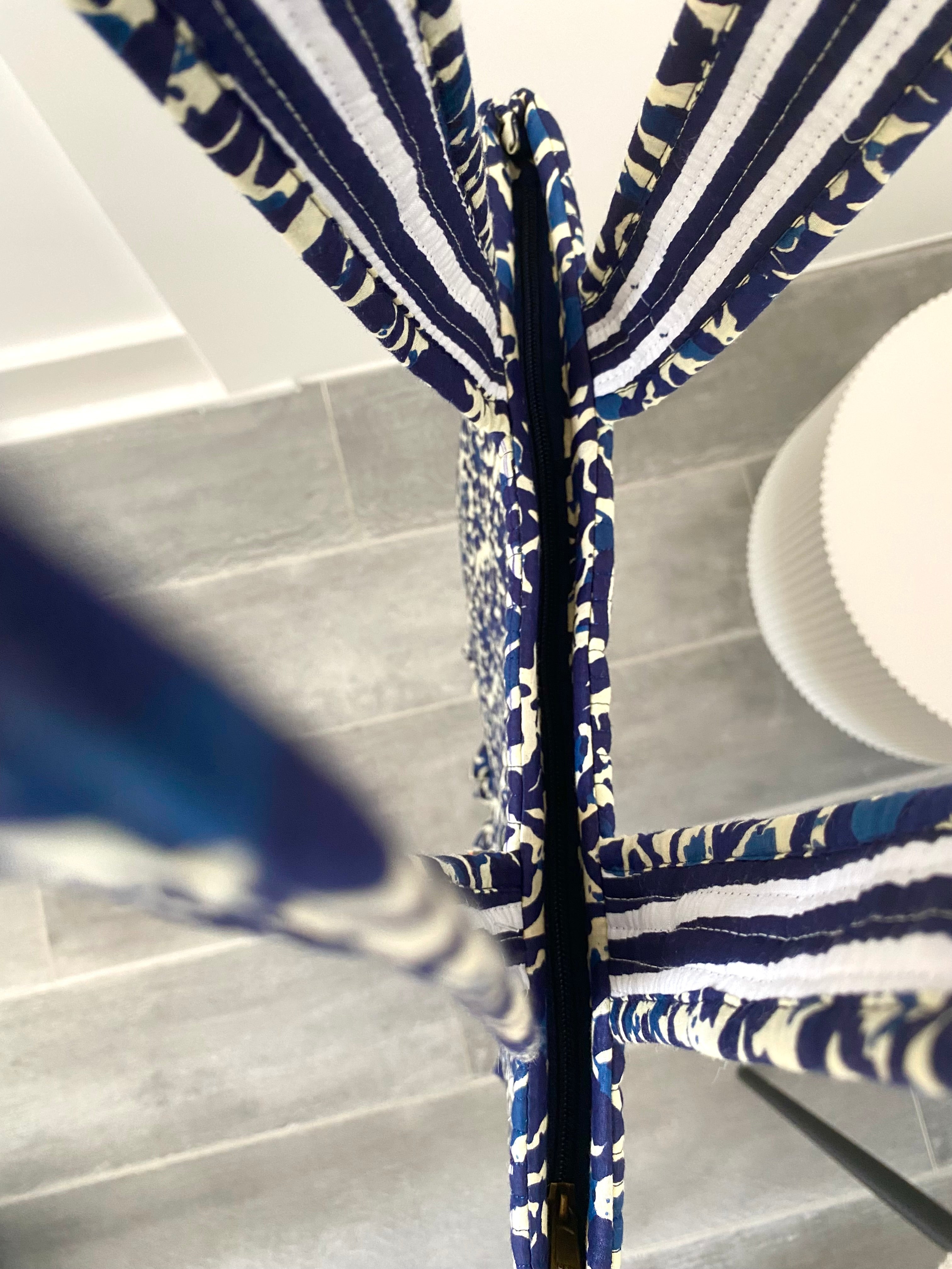 Ibiza tas met lange hengsels met blauwe bloemen print