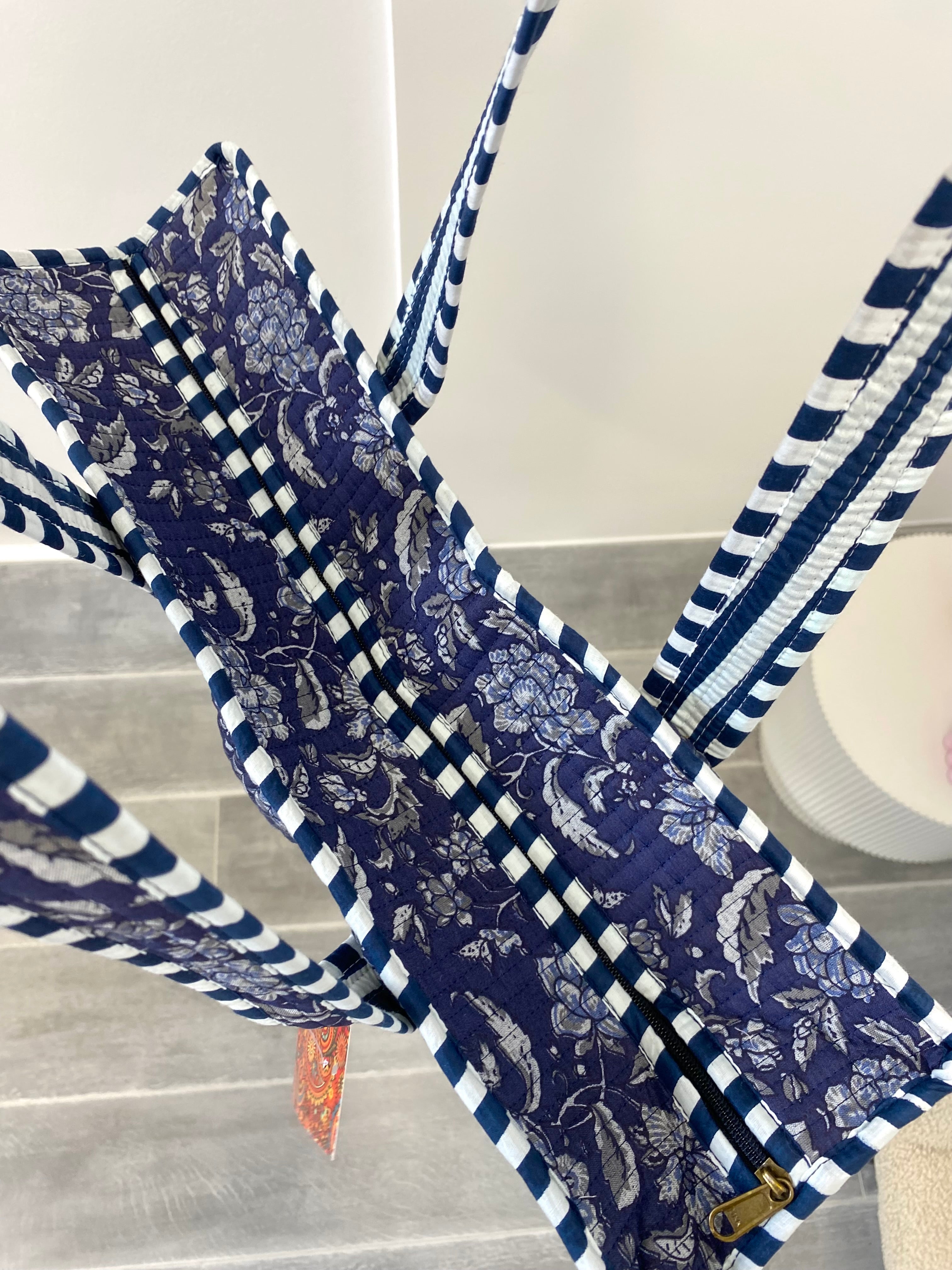Shopper tas met rits in blauwe bloemenprint