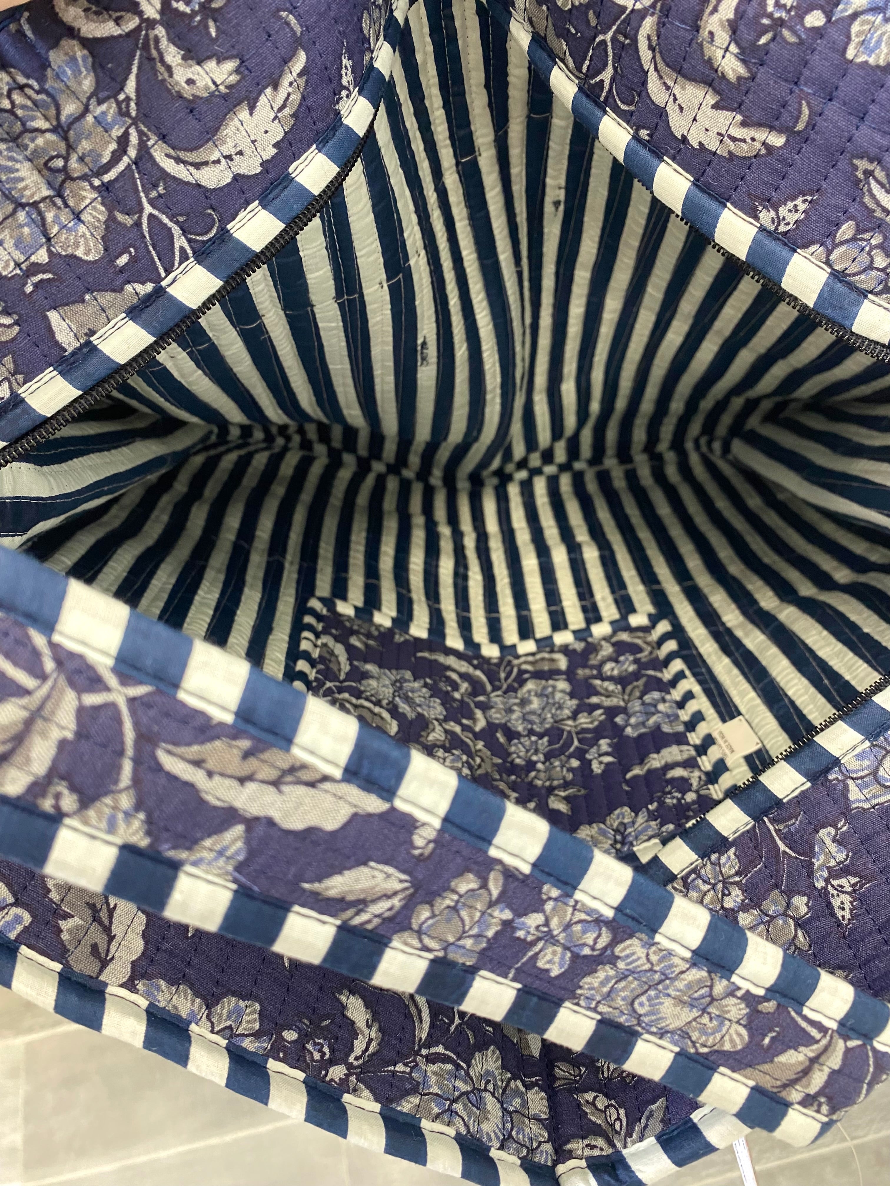 Shopper tas met rits in blauwe bloemenprint