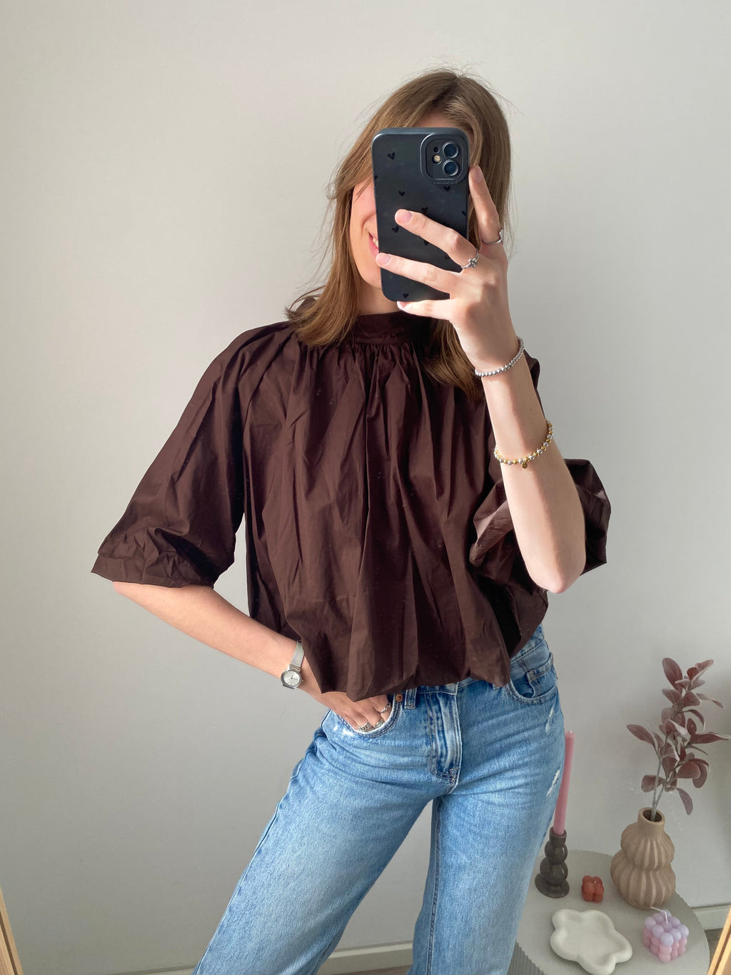 Blouse top met puffed effect, halflange mouw en strik in de nek in het bruin