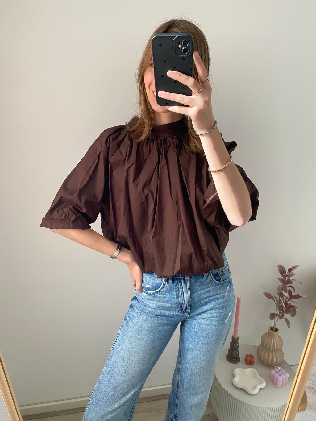 Blouse top met puffed effect, halflange mouw en strik in de nek in het bruin