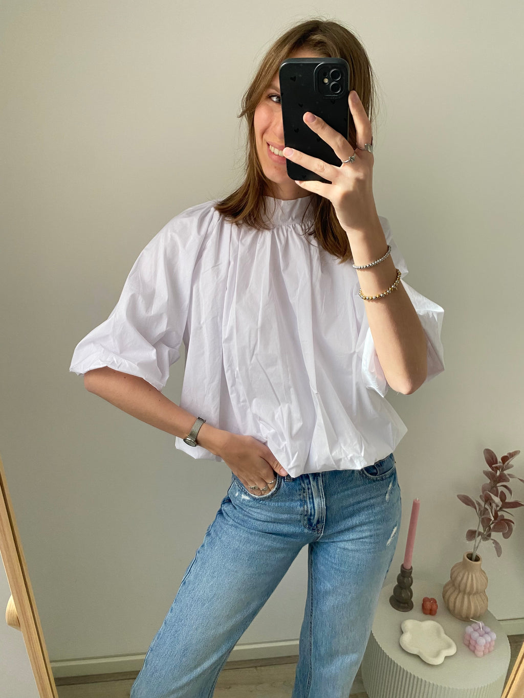 Blouse met halflange mouw, strik in de nek en pof effect in het wit