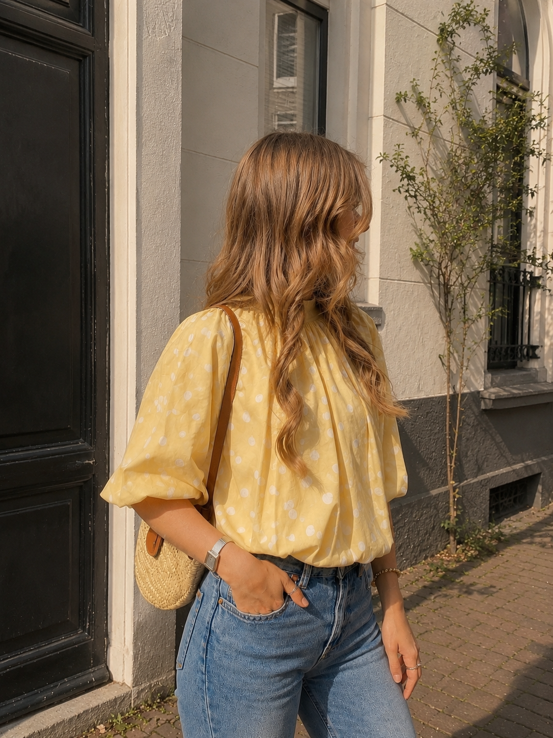 Blouse met korte mouw en puffed effect met strik in de nek en polka dots in het geel met wit