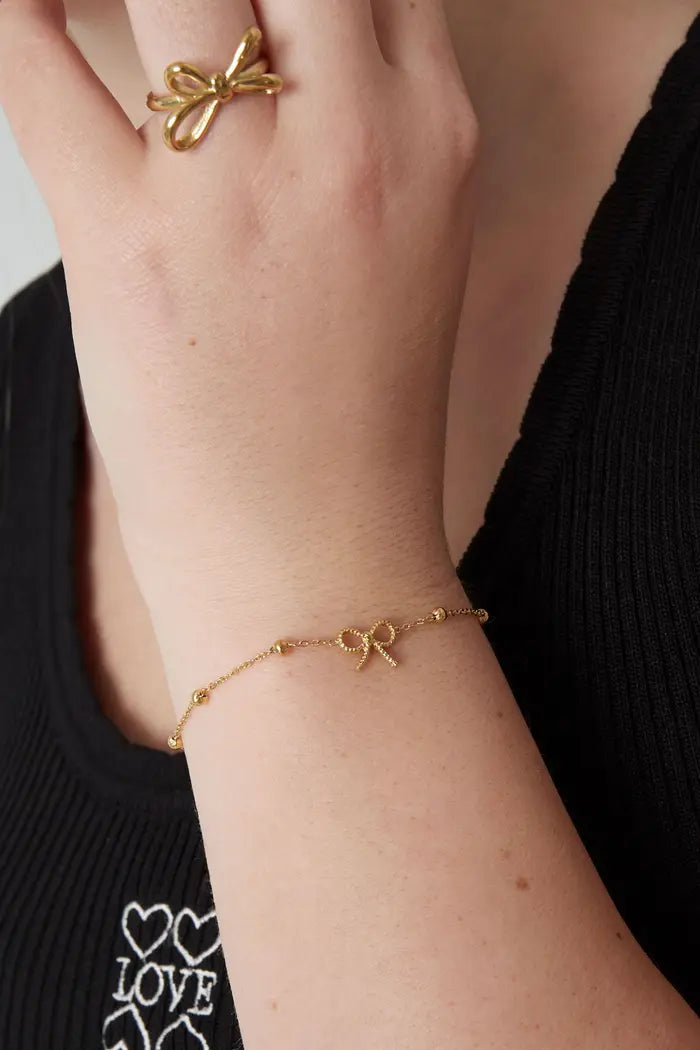 Goudkleurige subtiel armband trendy strikjes