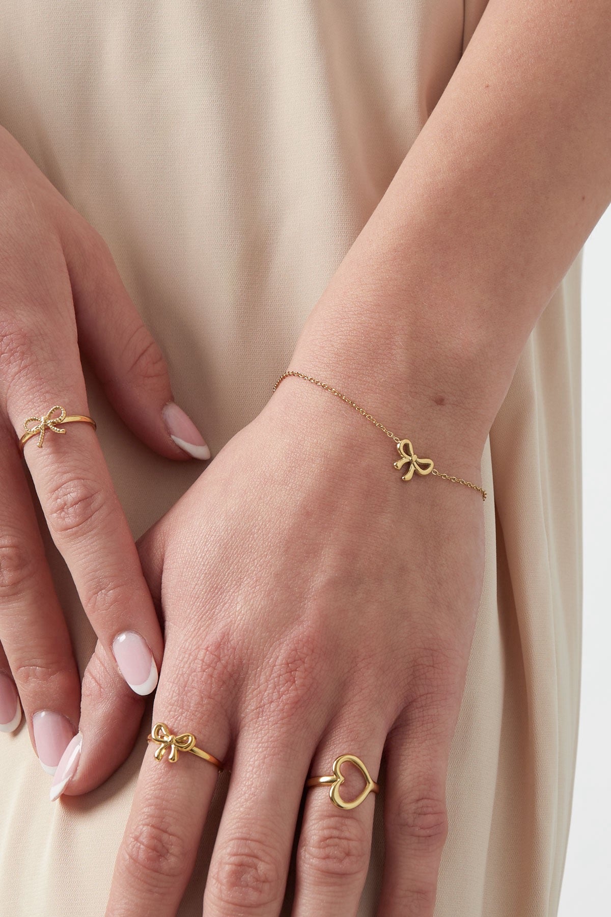 Strikjes armband in het goud om pols