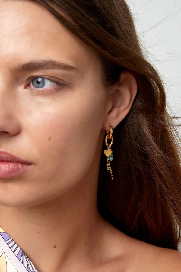 Statement oorbellen met hangers van hartje en blauwe details in het goud