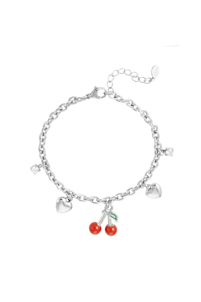 Armband met bedels van kersjes en hartjes in het zilver