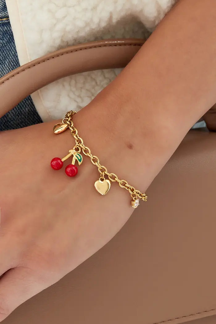 Bedelarmband met kersjes en hartjes op model in het goud