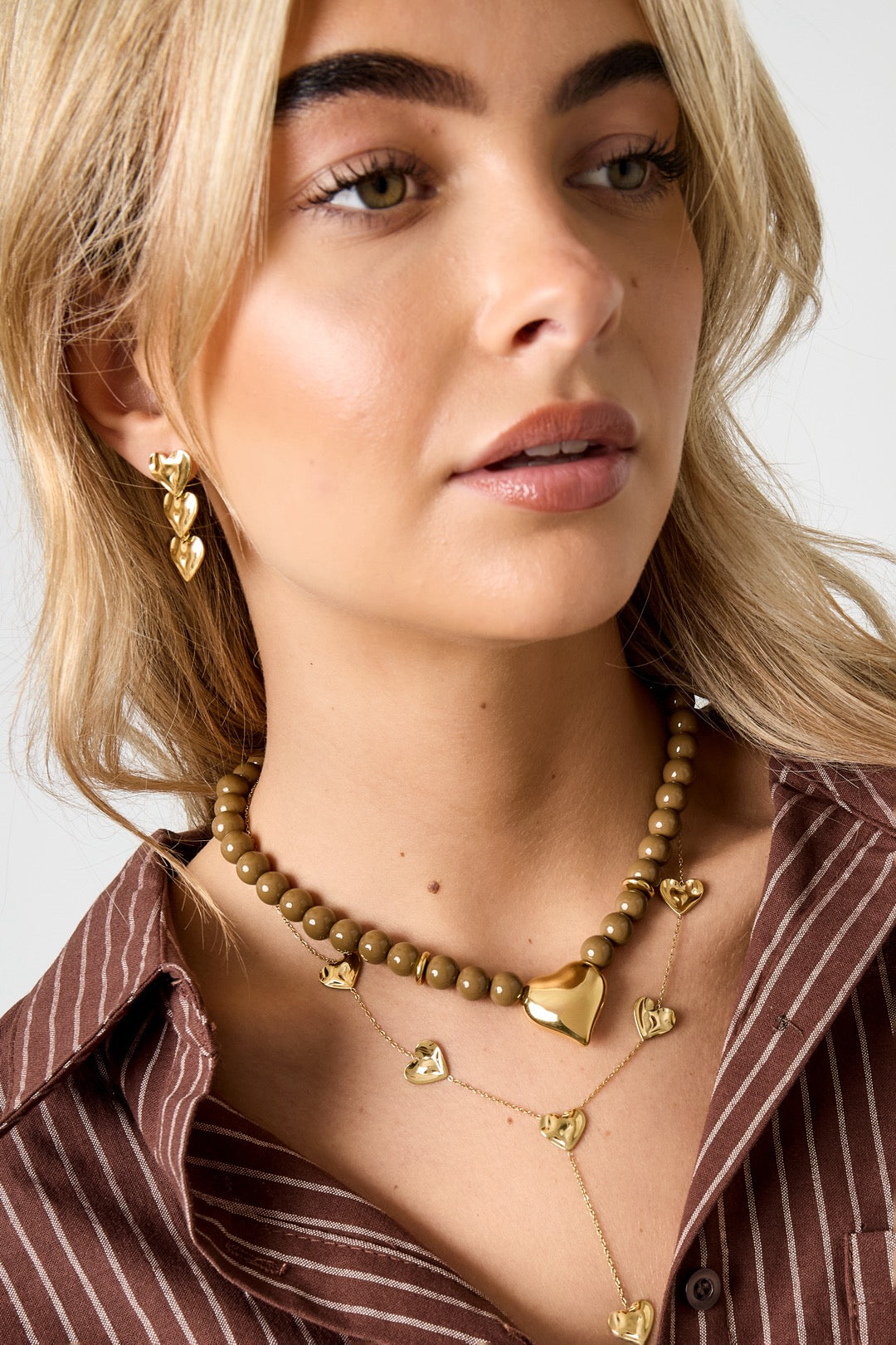 Kralenketting met kleine bruine kralen en gouden hart bedel
