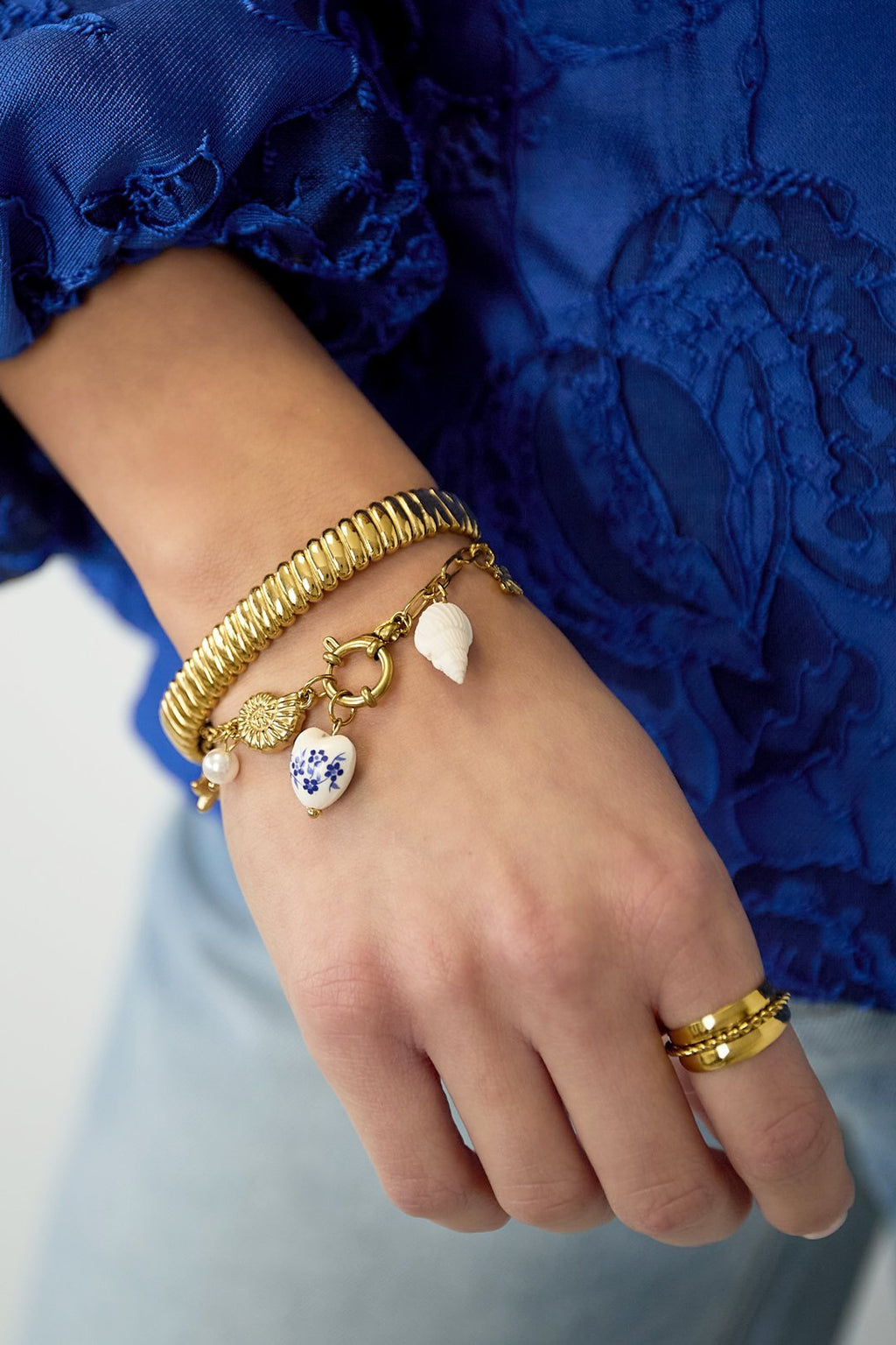 Bangle armband met strepen in het goud