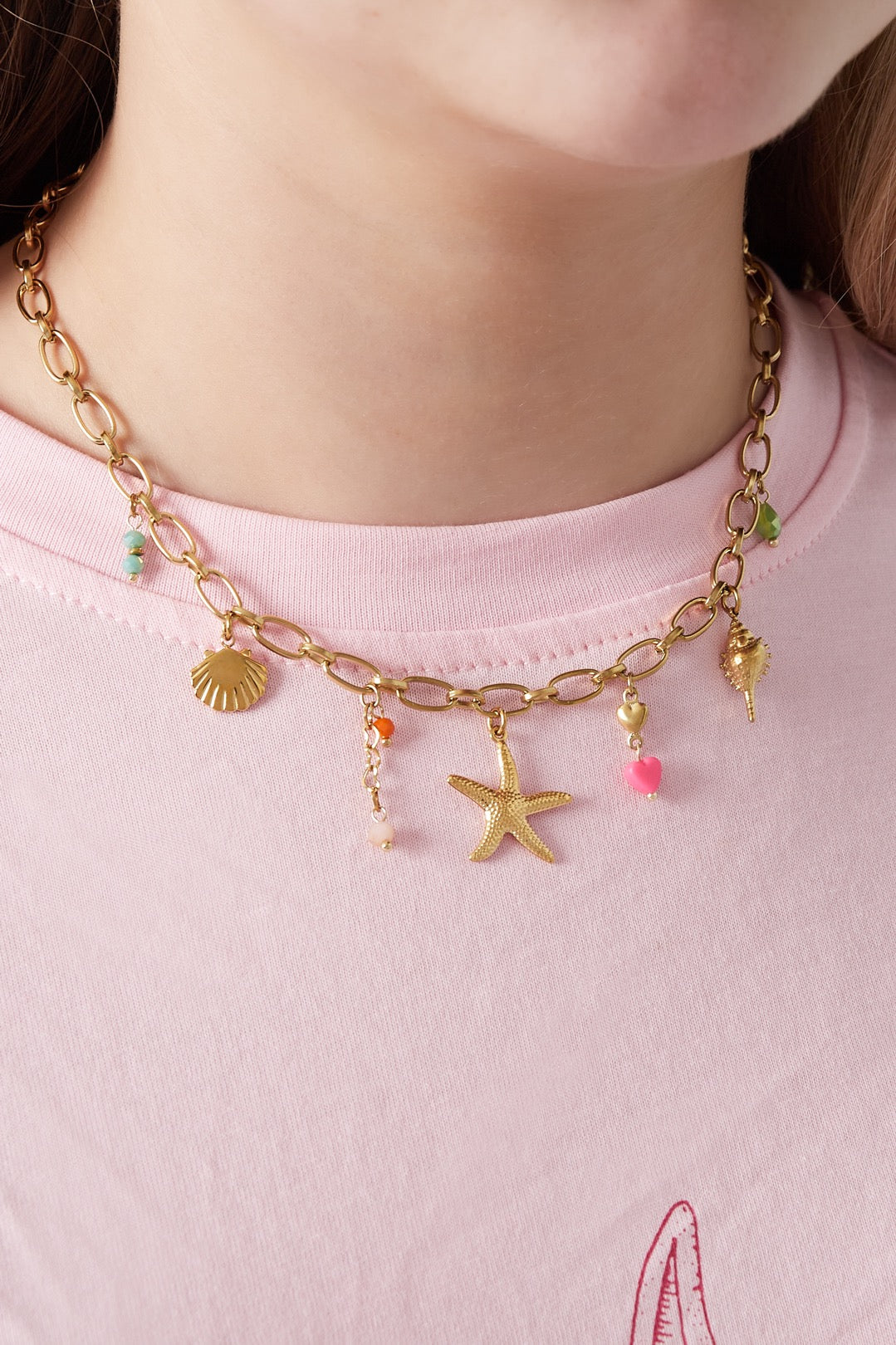 Bedelketting met zomerse en kleurrijke bedels in het goud