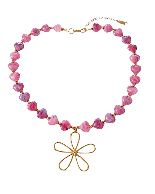 Ketting met kralen hartjes in het roze met gouden bloem bedel