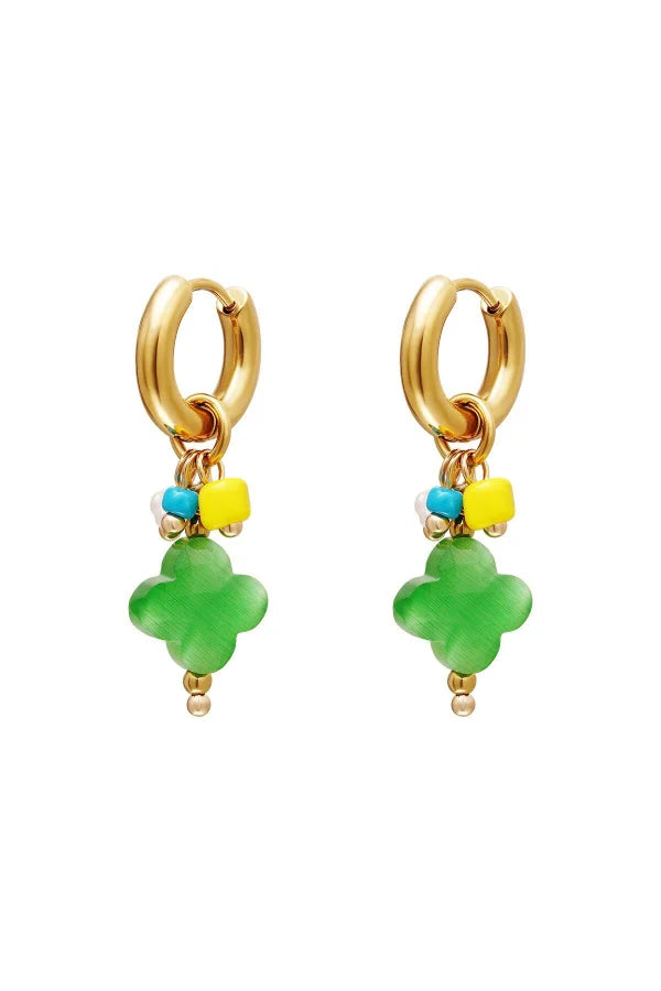 Oorbellen met klaver hangers in het goud met groene details van stainless steel