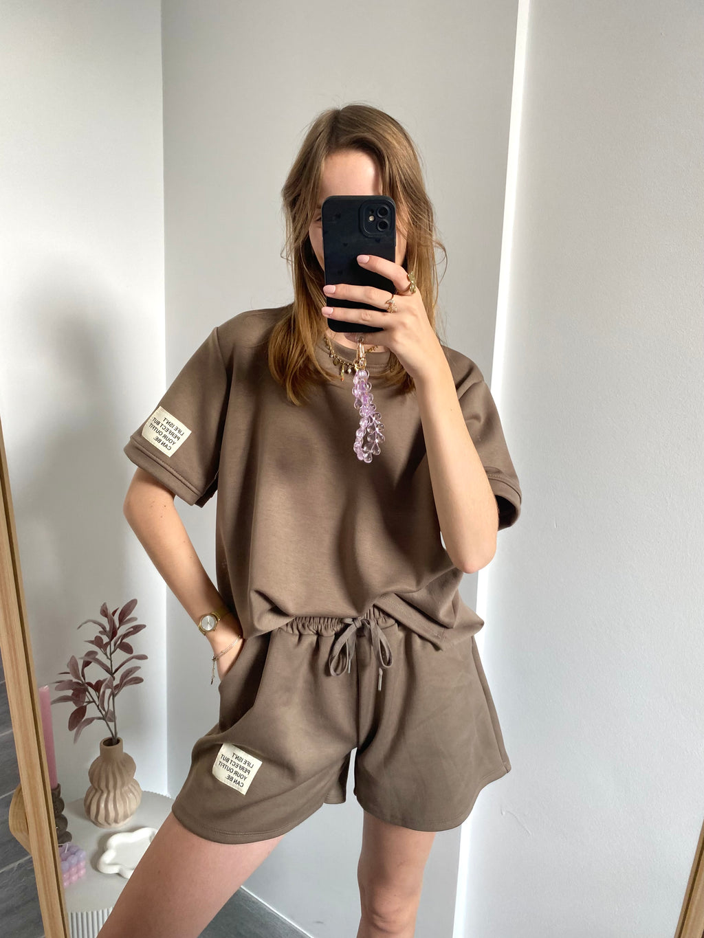 Korte set two piece in taupe kleur met labels