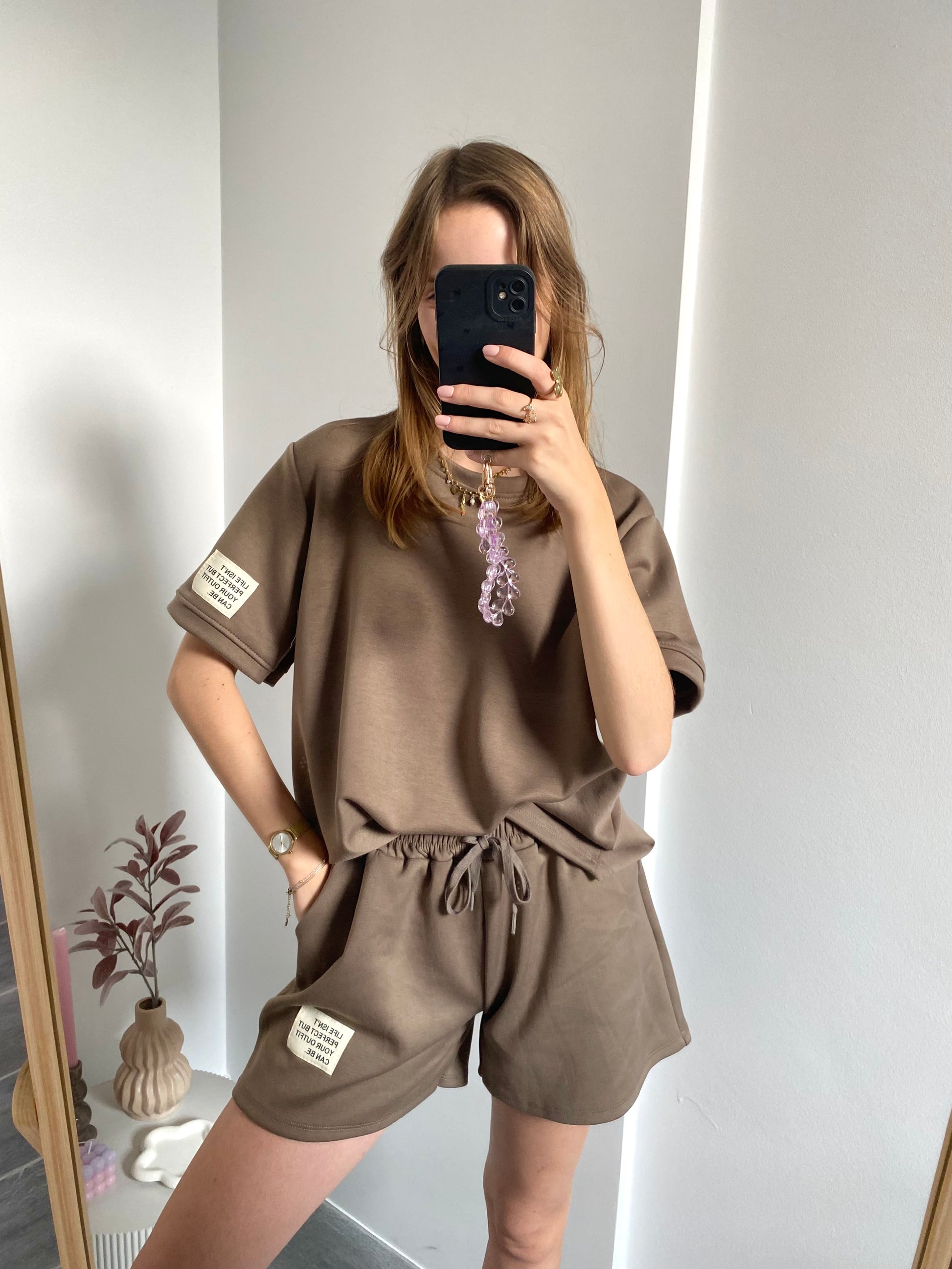 Korte set two piece in taupe kleur met labels