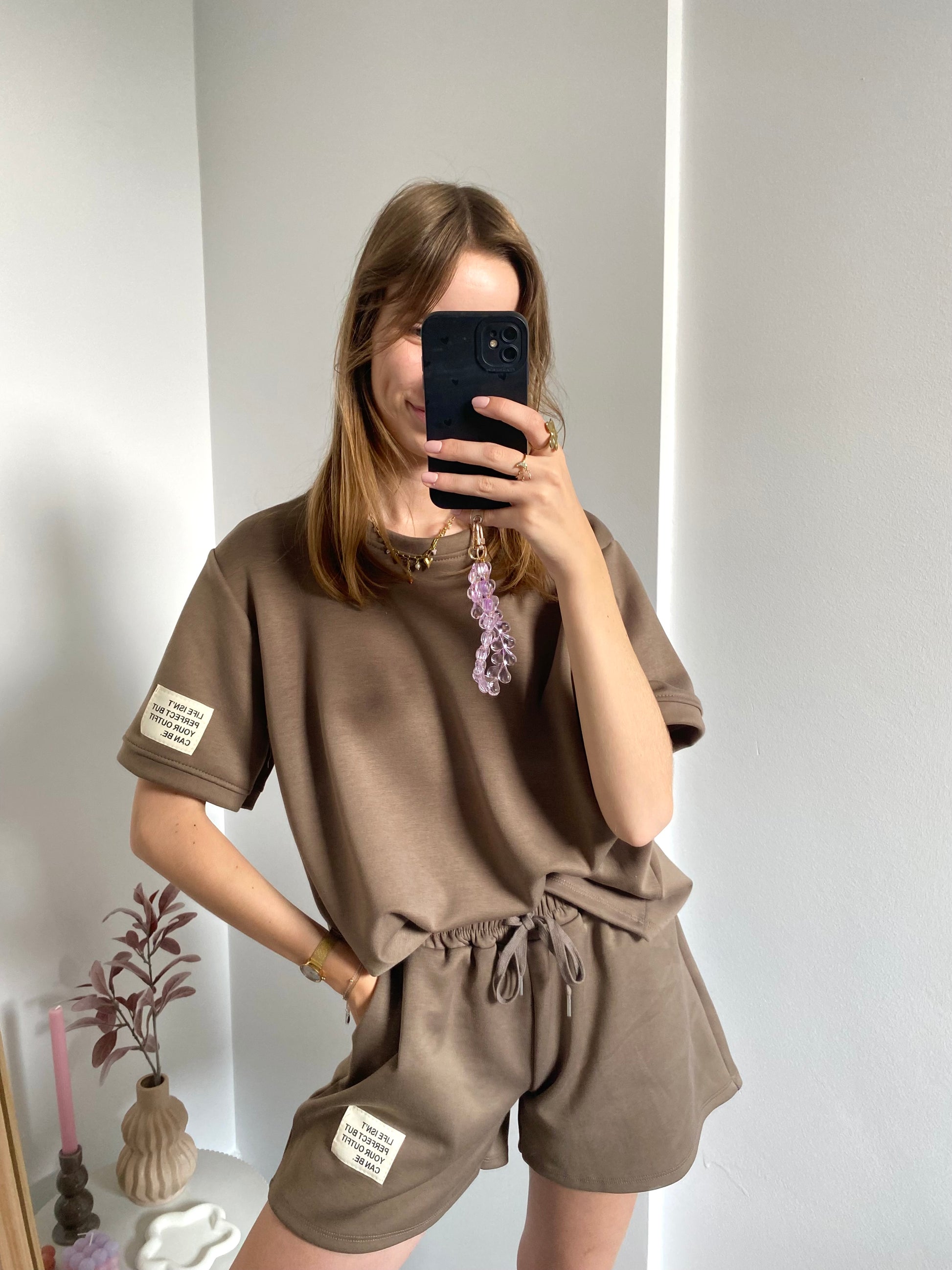 Korte set two piece in taupe kleur met labels