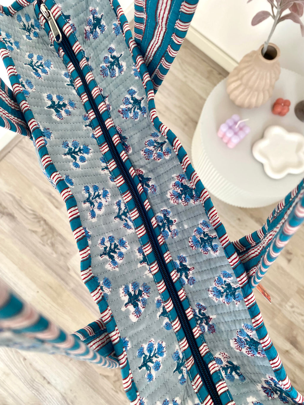 Shopper tas met hengsel, ritssluiting en print van kleine blauwe bloemen