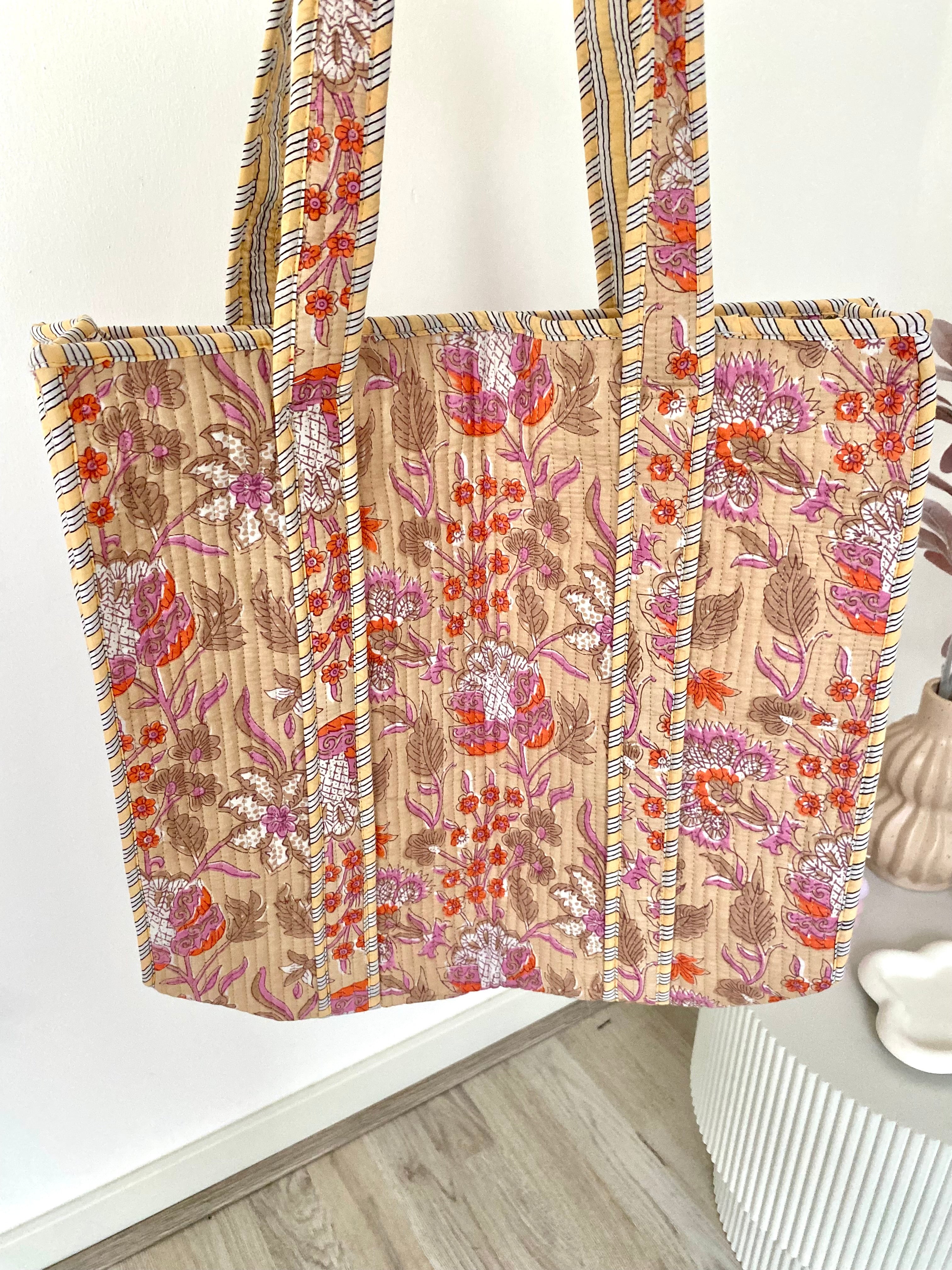 Shopper met lang hengsel, ritssluiting en beige bloemenprint