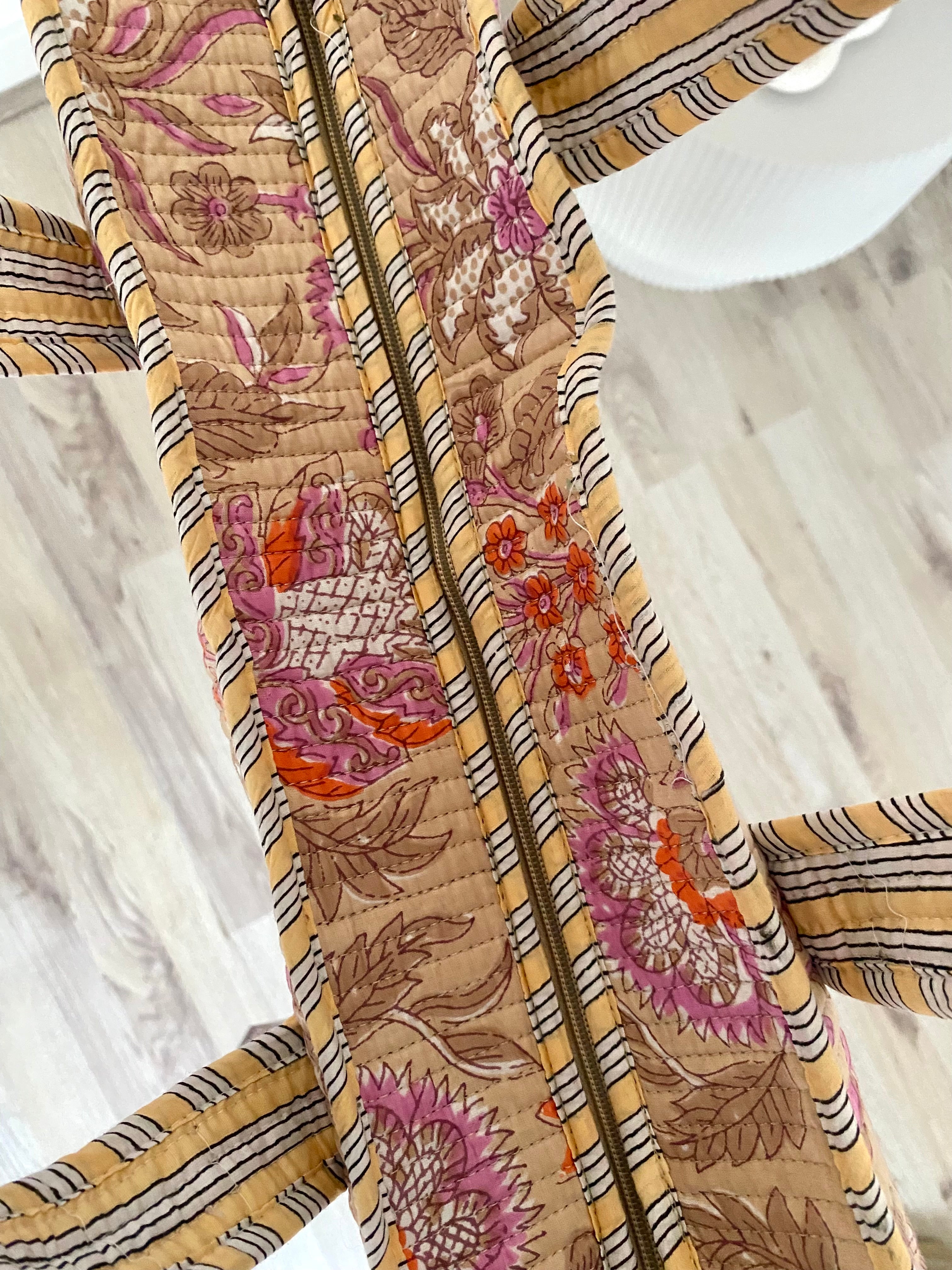 Shopper met lang hengsel, ritssluiting en beige bloemenprint