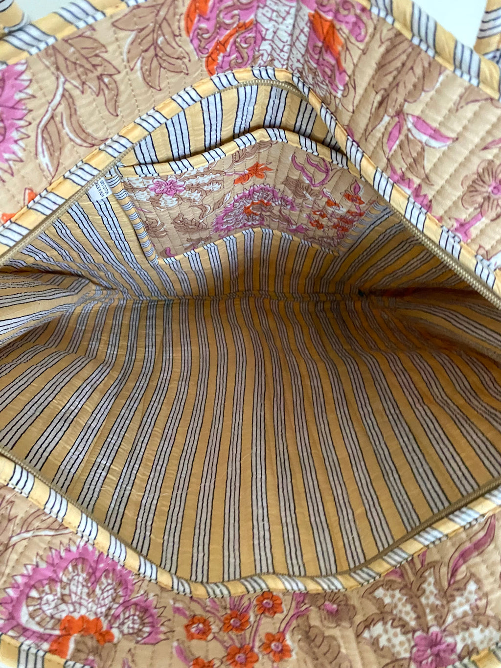 Shopper met lang hengsel, ritssluiting en beige bloemenprint