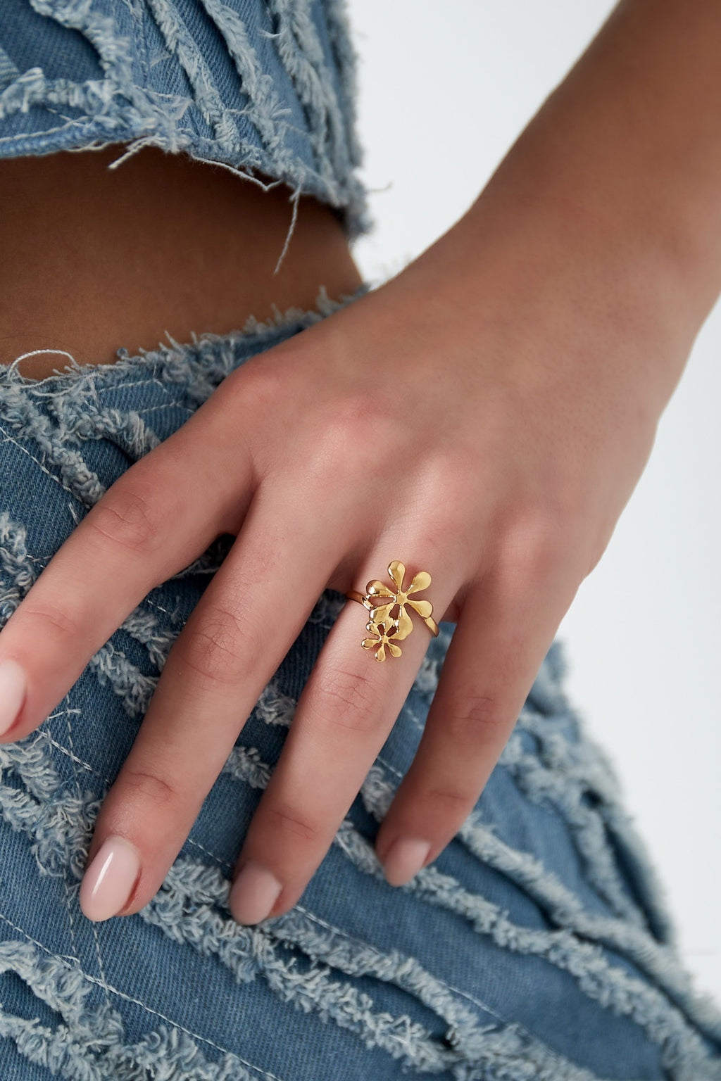 Ring met bloemen in het goud om vinger