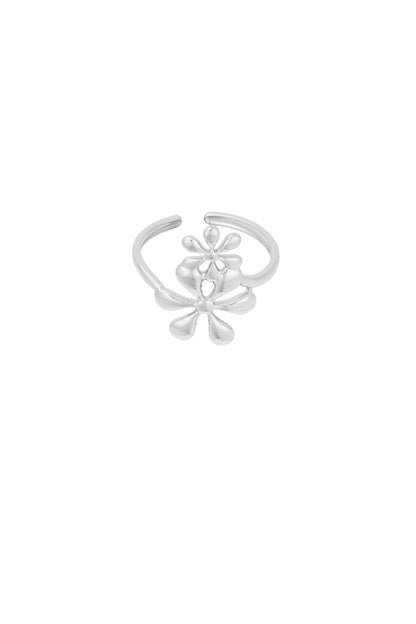 Ring met bloemen in het zilver