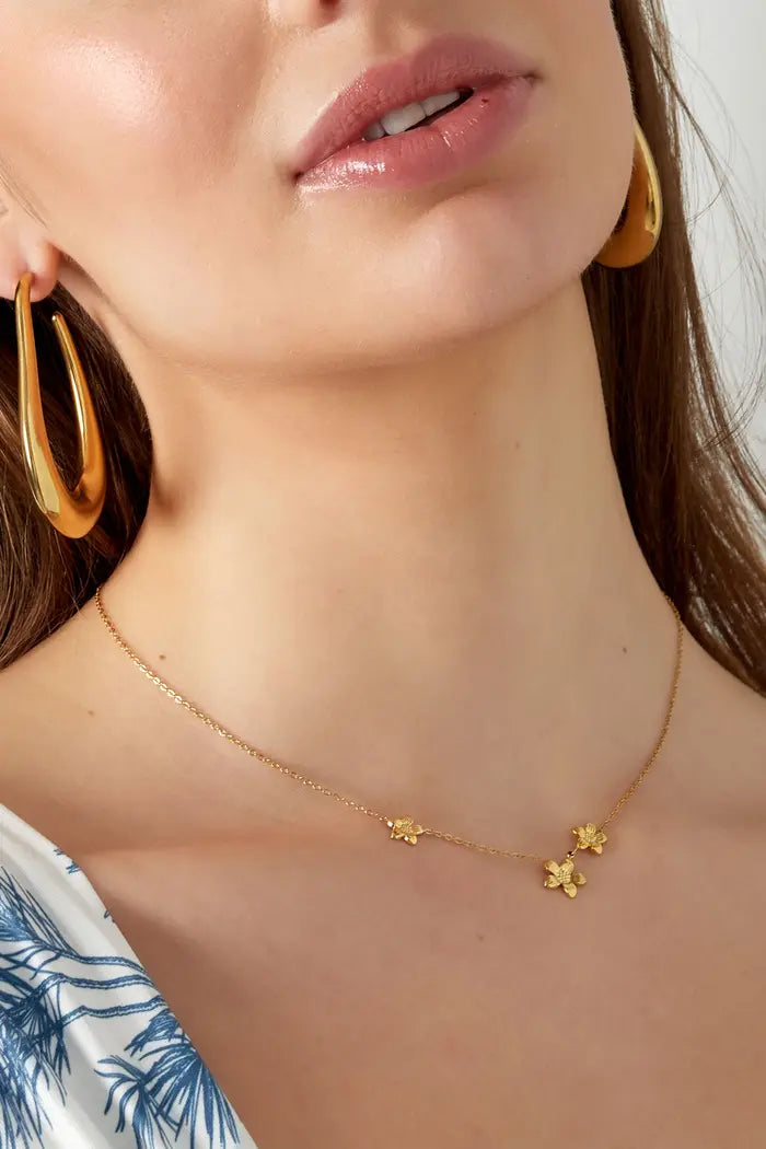 Schattige ketting met bloemen in het goud