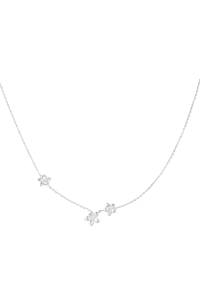Minimalistische ketting bloemen subtiel zilverkleurig