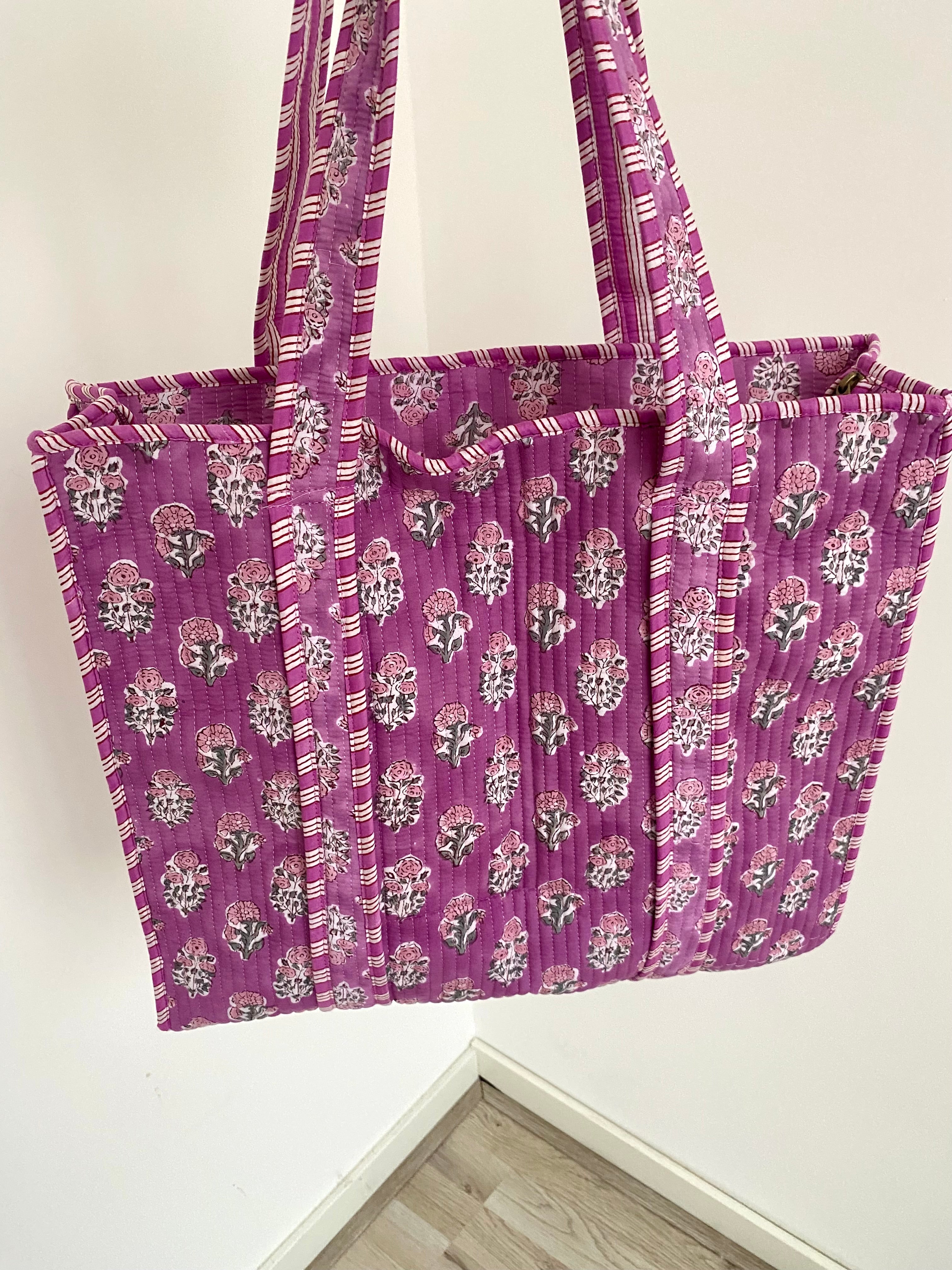 Shopper tas in een vrolijke paarse bloemenprint met lang hengsel en ritssluiting