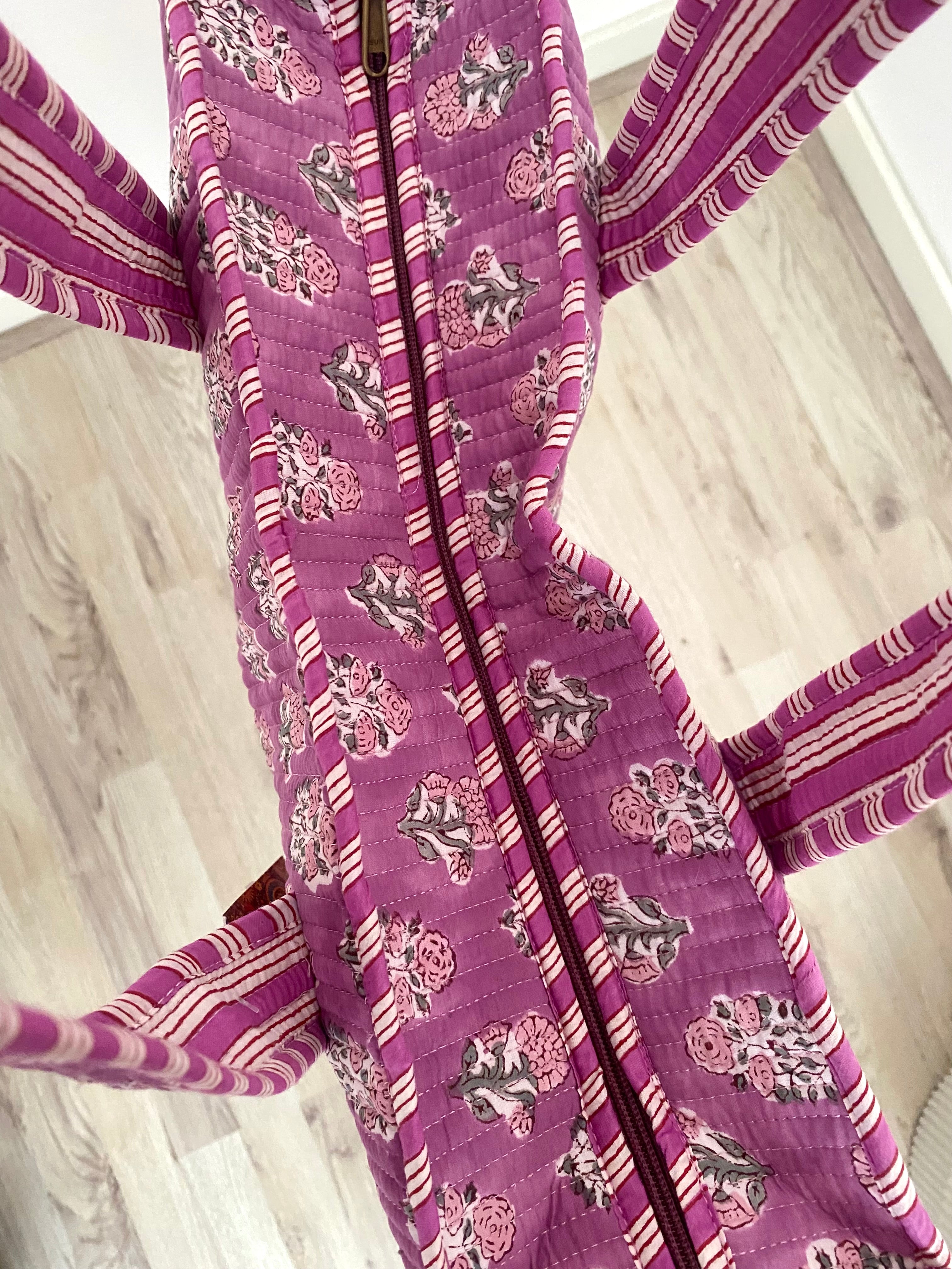 Shopper tas in een vrolijke paarse bloemenprint met lang hengsel en ritssluiting