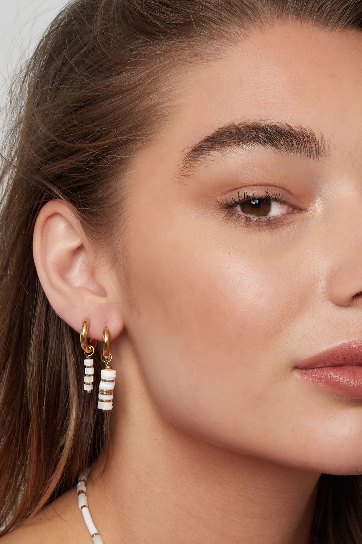 Subtiele oorhangers goud met parels