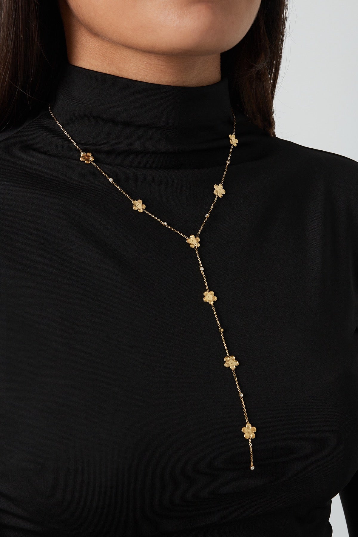 Lange ketting met madeliefjes in het goud