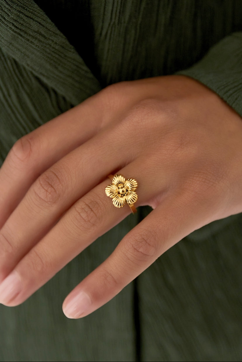 Subtiele verstelbare bloemen ring in het goud