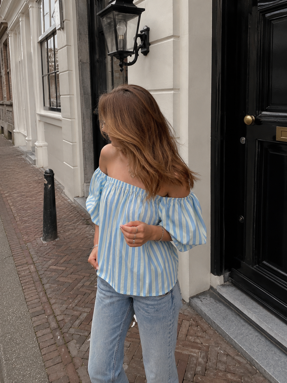Top met off shoulder effect, korte mouw en strepen in het blauw