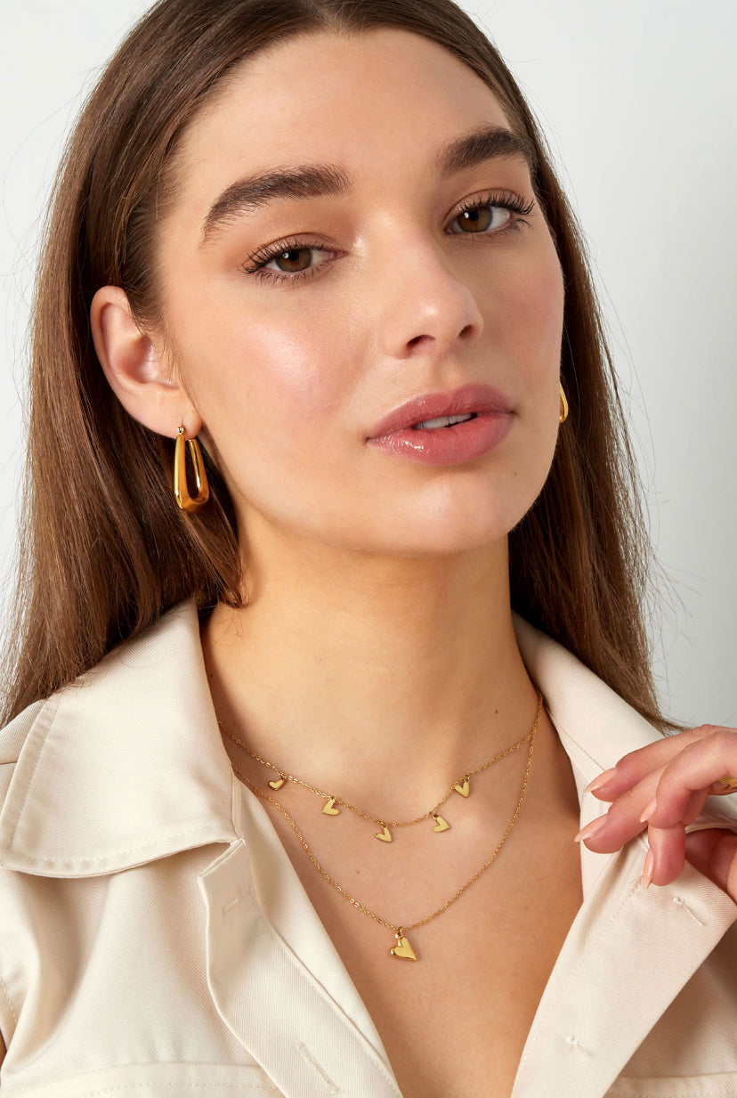 Subtiele ketting goud met hangertjes van harten waterproof