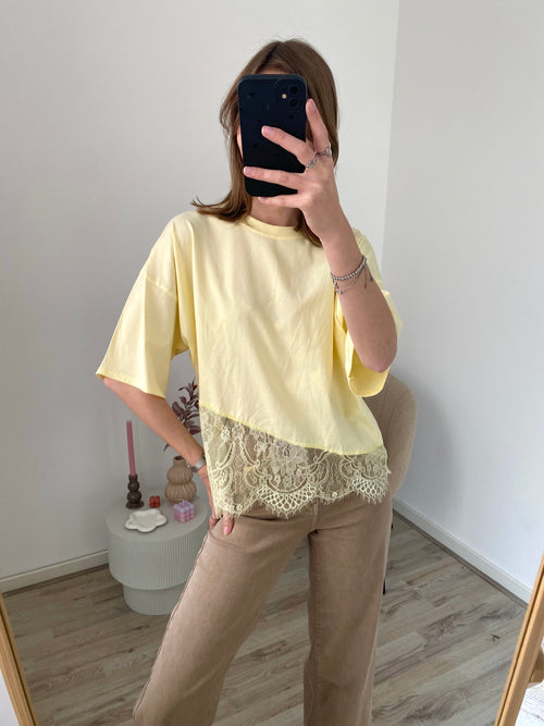 Shirt met korte mouw en kant aan de onderkant in het geel
