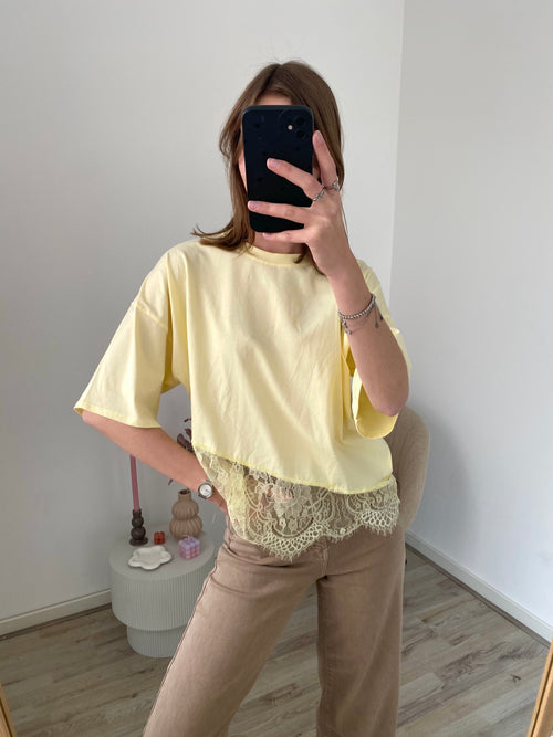 Shirt met korte mouw en kant aan de onderkant in het geel